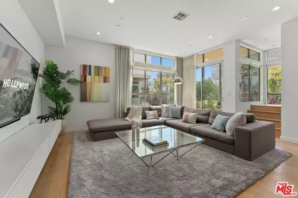 Los Angeles, CA 90038,6737 W Hepburn Way