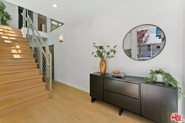 Los Angeles, CA 90038,6737 W Hepburn Way