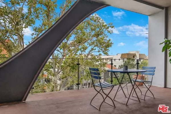 Los Angeles, CA 90025,1946 Overland Avenue