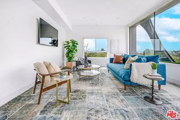 Los Angeles, CA 90025,1946 Overland Avenue