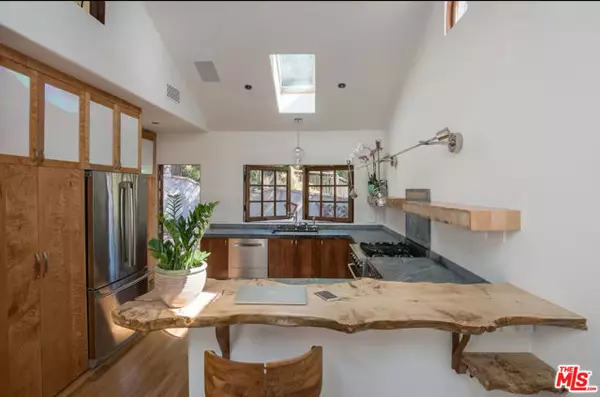 Los Angeles, CA 90046,8978 Wonderland Avenue