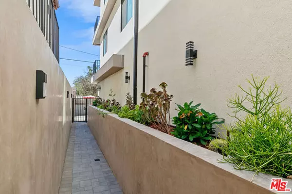 North Hollywood (los Angeles), CA 91606,10842 Victory Boulevard #301