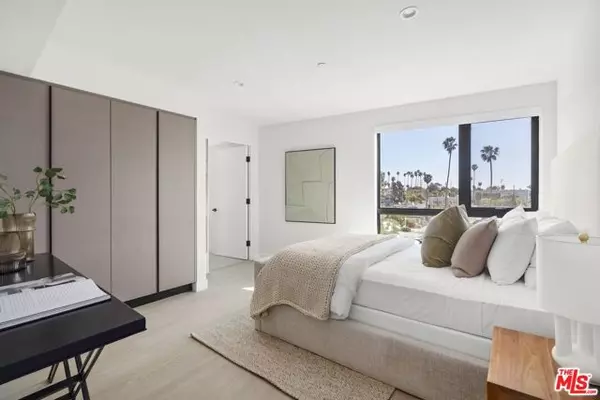 Los Angeles, CA 90019,4506 Dockweiler Street #203