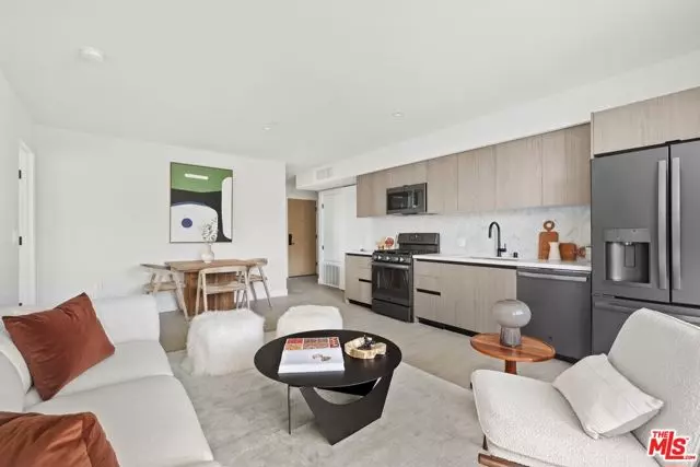 Los Angeles, CA 90019,4506 Dockweiler Street #203