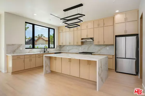 Encino (los Angeles), CA 91316,17510 Miranda Street