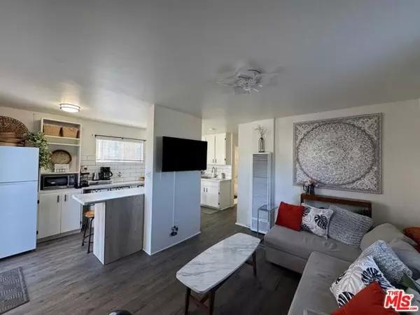 Los Angeles, CA 90066,11617 Washington Place