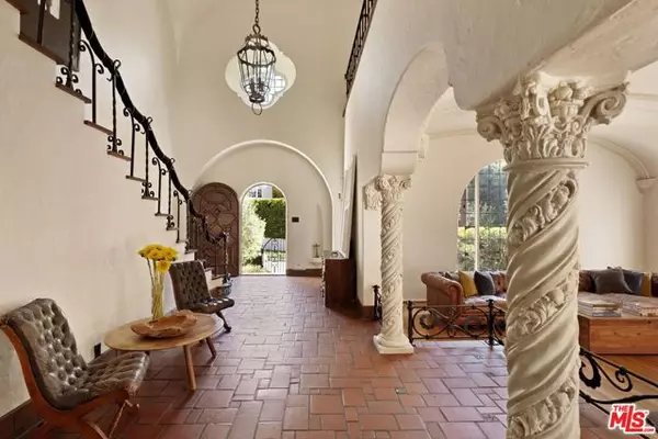 Los Angeles, CA 90068,5432 Red Oak Drive