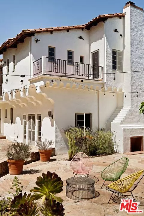 Los Angeles, CA 90068,5432 Red Oak Drive