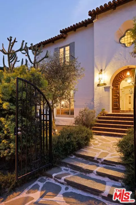 Los Angeles, CA 90068,5432 Red Oak Drive