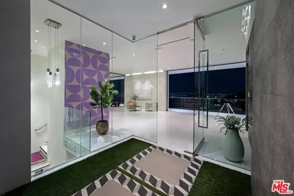 Los Angeles, CA 90068,7080 W MULHOLLAND Drive