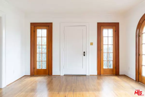 Los Angeles, CA 90004,253 N Irving Boulevard