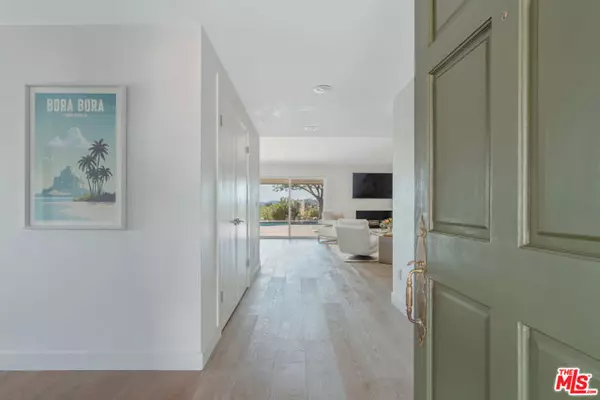 Woodland Hills (los Angeles), CA 91367,5858 Mcdonie Avenue