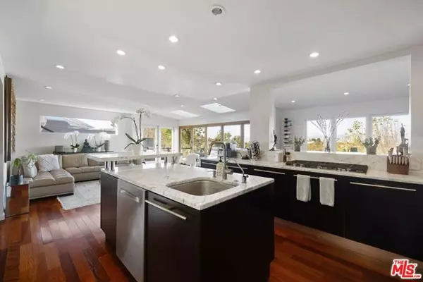 Los Angeles, CA 90046,7483 Palo Vista Drive