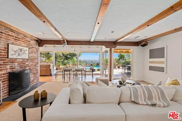 Los Angeles, CA 90049,2200 Jeffersonia Way