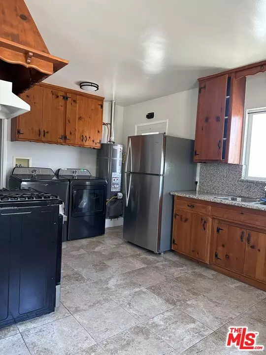 Woodland Hills (los Angeles), CA 91364,22525 Del Valle Street #c