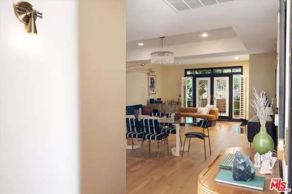 Los Angeles, CA 90068,2222 N Beachwood Drive #211