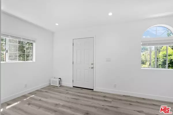 Woodland Hills (los Angeles), CA 91367,5543 Fallbrook Avenue