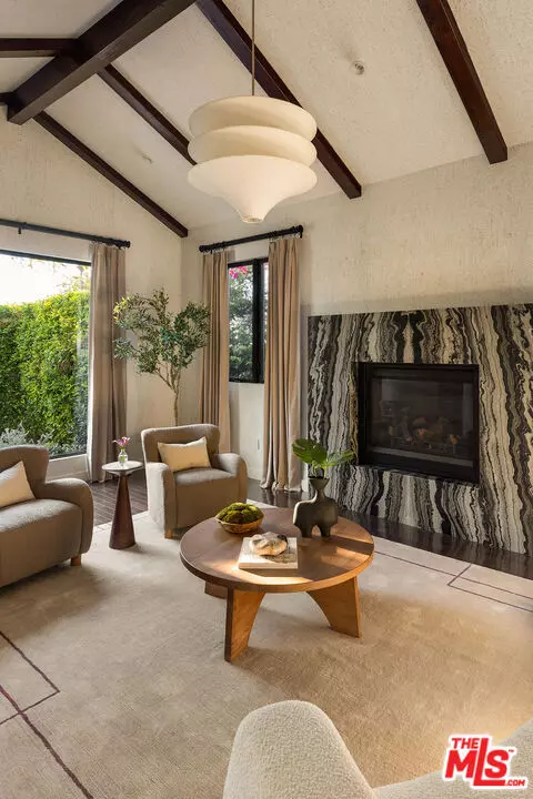 Los Angeles, CA 90048,414 N La Jolla Avenue