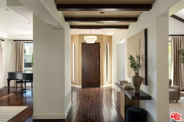 Los Angeles, CA 90048,414 N La Jolla Avenue