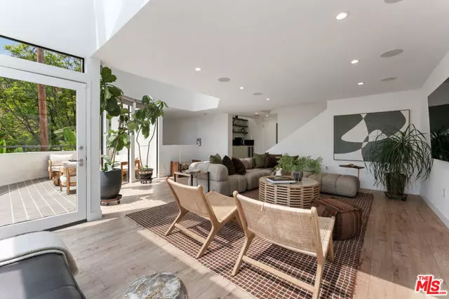 6469 Rodgerton Drive, Los Angeles, CA 90068