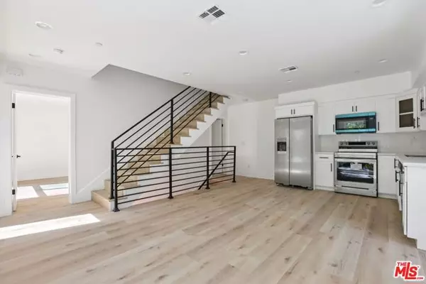 Los Angeles, CA 90068,2113 Holly Drive #1/2