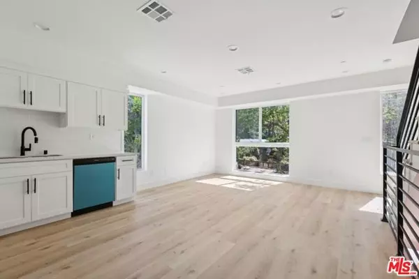 Los Angeles, CA 90068,2113 Holly Drive #1/2