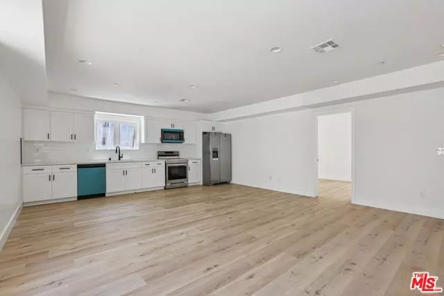 Los Angeles, CA 90068,2111 Holly Drive #2