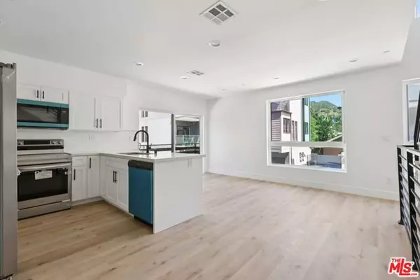 Los Angeles, CA 90068,2111 Holly Drive #2