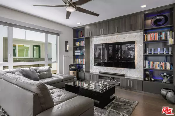 Los Angeles, CA 90038,6913 N Tierno Lane