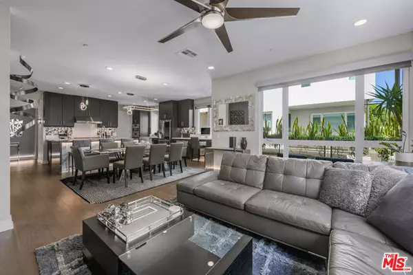 Los Angeles, CA 90038,6913 N Tierno Lane