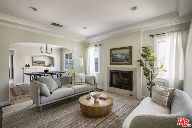 1525 Carmona Avenue, Los Angeles, CA 90019