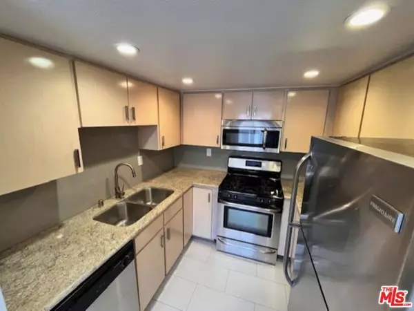 Los Angeles, CA 90028,6543 Franklin Avenue