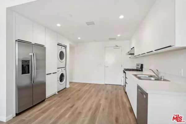 951 S Wilton Place #201, Los Angeles, CA 90019