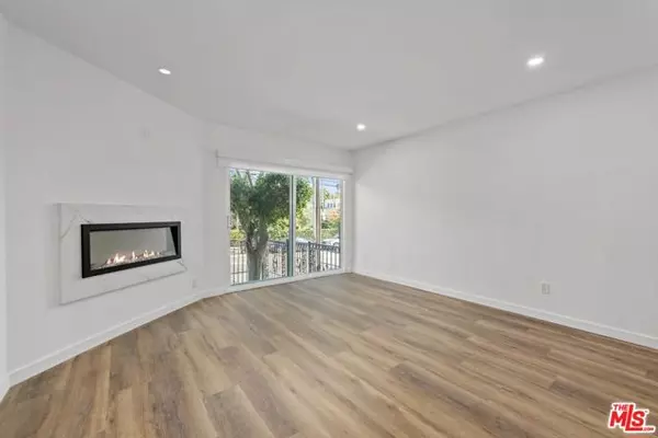 Los Angeles, CA 90068,2449 N Beachwood Drive #13