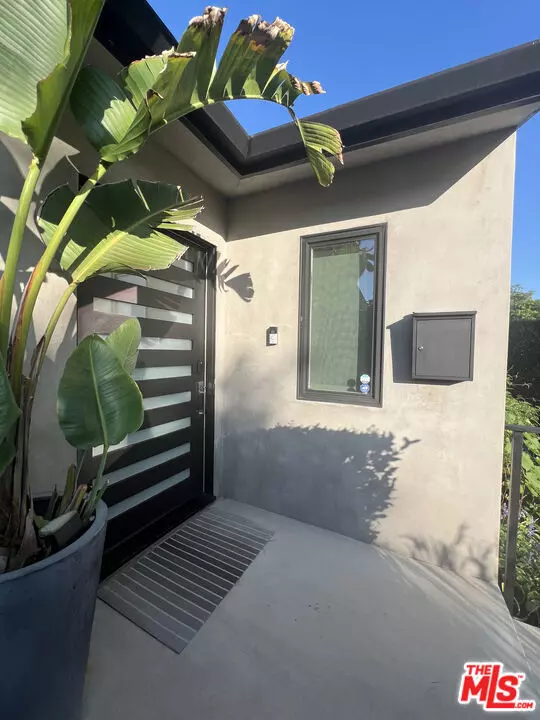 Los Angeles, CA 90064,2543 Federal Avenue