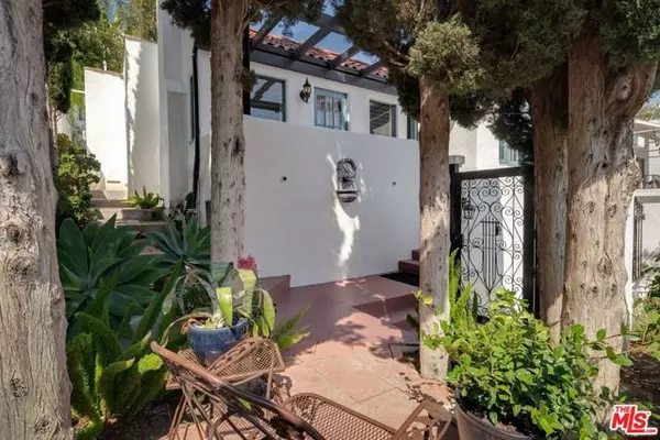 Los Angeles, CA 90068,6911 Camrose Drive