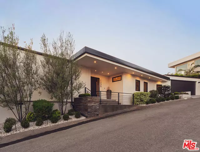 1235 N Kenter Avenue, Los Angeles, CA 90049