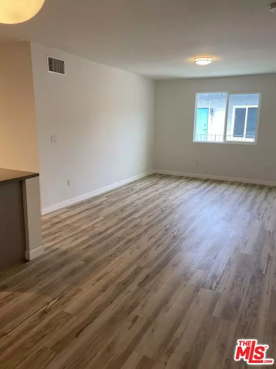 Van Nuys (los Angeles), CA 91406,6640 Woodley Avenue #210