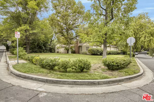 La Canada Flintridge, CA 91011,4304 Chevy Chase Drive