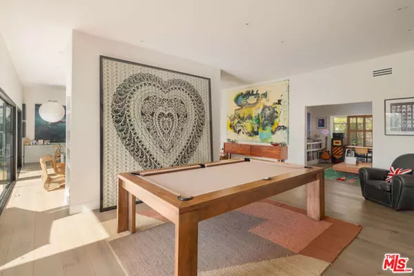 Los Angeles, CA 90049,391 N Saltair Avenue