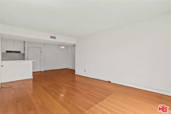 Tarzana (los Angeles), CA 91356,18307 Burbank Boulevard #223