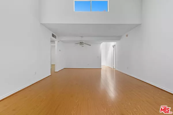 Tarzana (los Angeles), CA 91356,18350 Hatteras Street #253