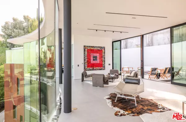 Los Angeles, CA 90069,9277 Thrush Way