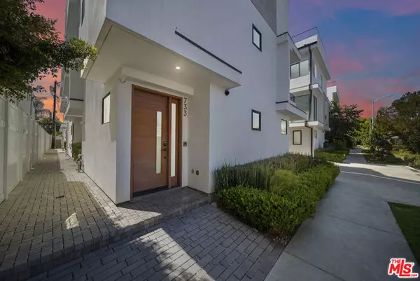 Los Angeles, CA 90038,733 N Gramercy Place