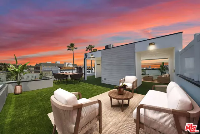 Los Angeles, CA 90038,733 N Gramercy Place