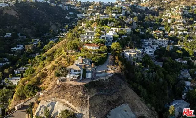 Los Angeles, CA 90069,8900 Evanview Drive