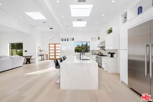 Woodland Hills (los Angeles), CA 91367,22931 Dolorosa Street