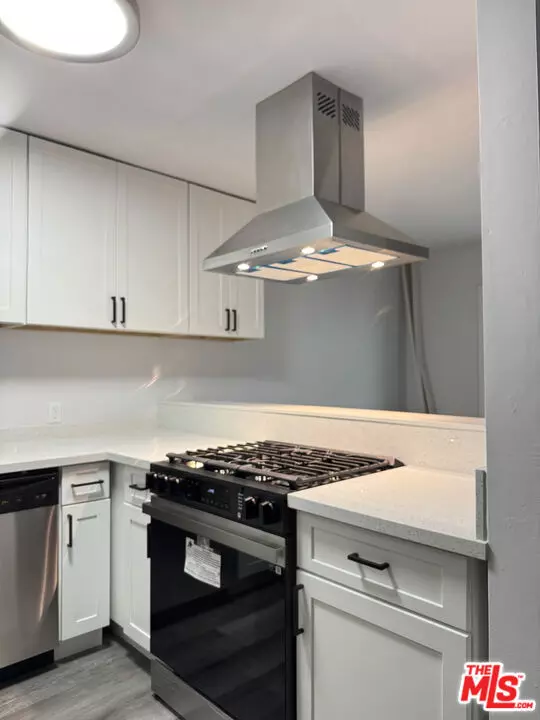 Los Angeles, CA 90004,155 S St Andrews Place #5