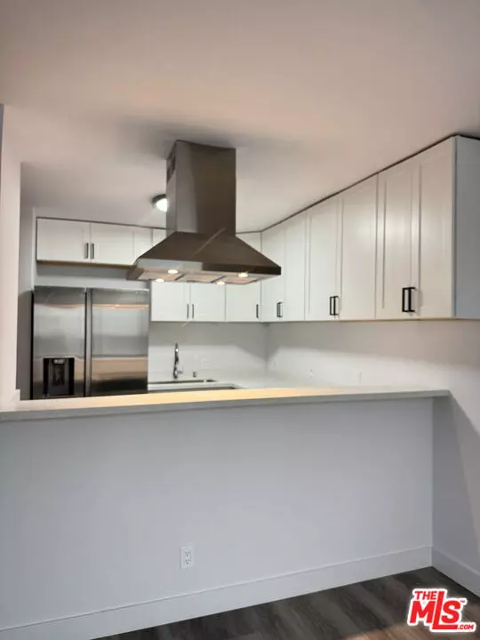 Los Angeles, CA 90004,155 S St Andrews Place #5