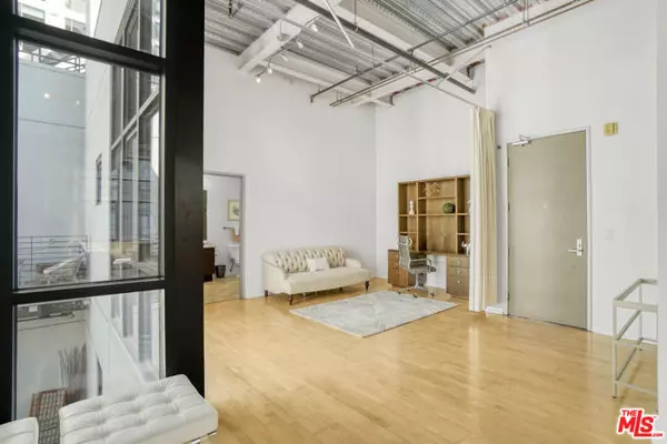 Los Angeles, CA 90015,330 W 11th Street #703